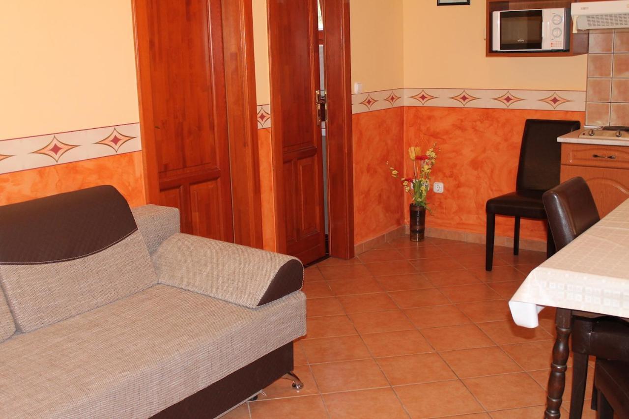 Rozmann Family Panzio & Apartmanhaz Sarvar Exterior photo