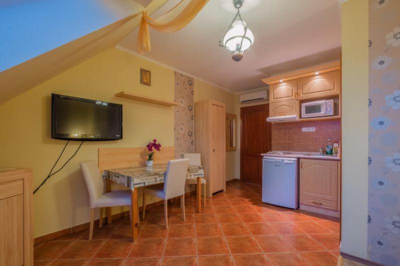 Rozmann Family Panzio & Apartmanhaz Sarvar Exterior photo