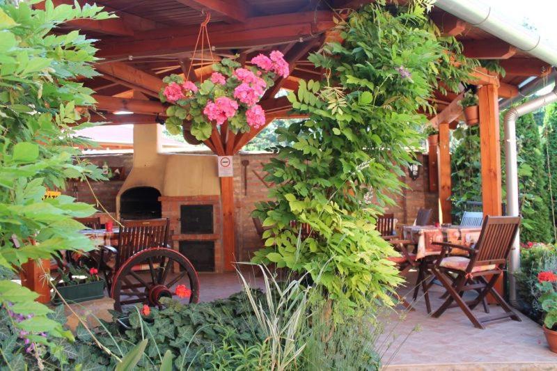 Rozmann Family Panzio & Apartmanhaz Sarvar Exterior photo
